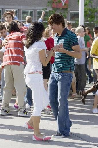 HIGHSCHOOLMUSICAL2_130 - Pentru MadaCleo