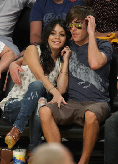 Celebrities+At+The+Lakers+Game+tFF19VqQkadl - zanessa