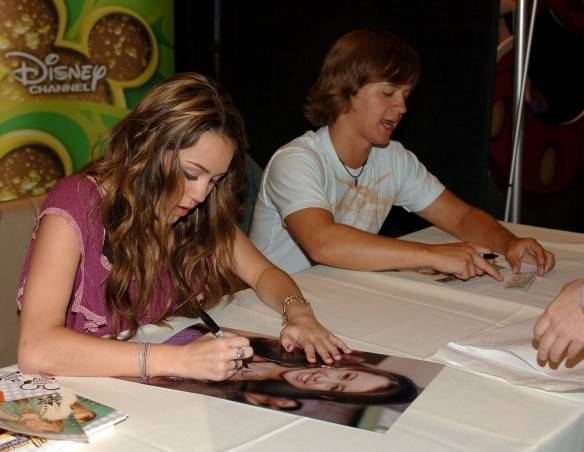 BWMPPTMVRCBESLDPLOP - Miley da autografe