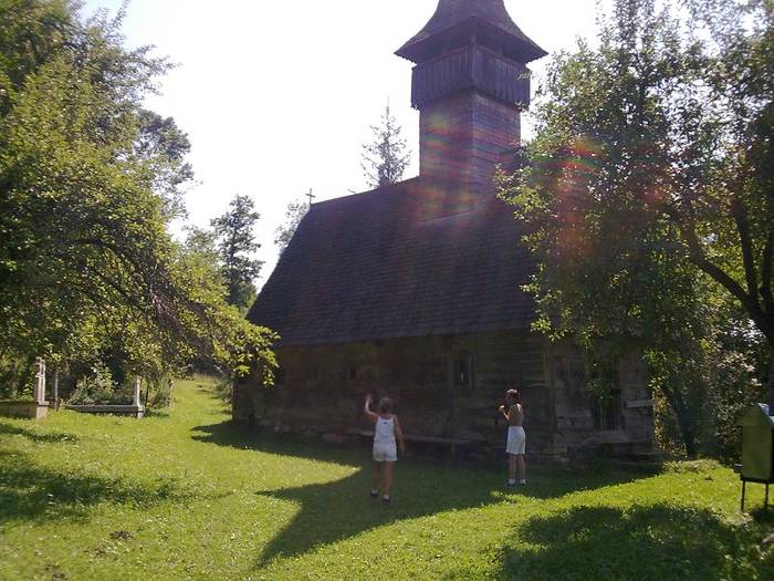 Biserica veche din satul  Manastirea