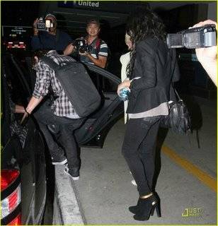 vanessa-hudgens-zac-efron-lax-04