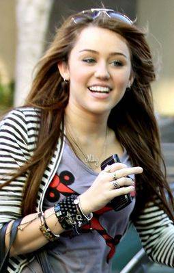 SBCXNNVZSYKLJNPUXOA - Miley Cyrus la cumparaturi