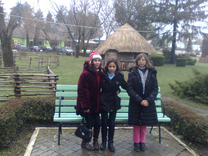 Imagine1292; Eleve din 7A (Marinela, Adina, Ionela) in parc la Targoviste.
