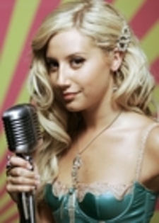 thumb_088 - ASHLEY TISDALE IN SPATELE CAMERELOR DE FILMAT