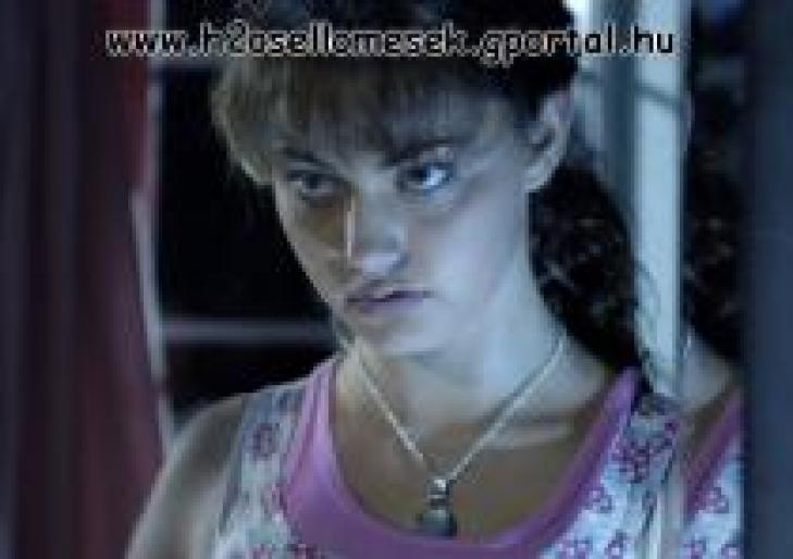 afectata de luna - Cleo Sertori-Phoebe Tonkin