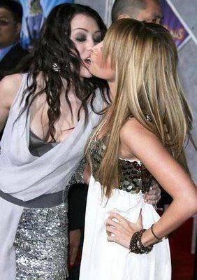 b-Miley-Cyrus-Ashley-Tisdale-Share-Seductive-Kiss-42ee86d253f9.0.0.0x0.282x400[1]