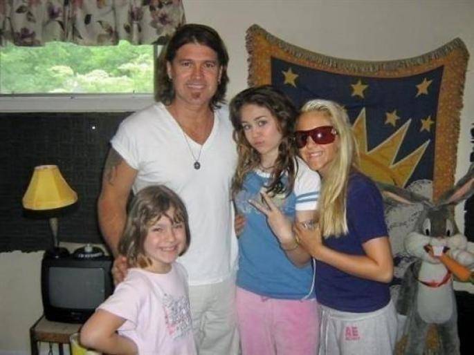 whit family - Miley Cyrus