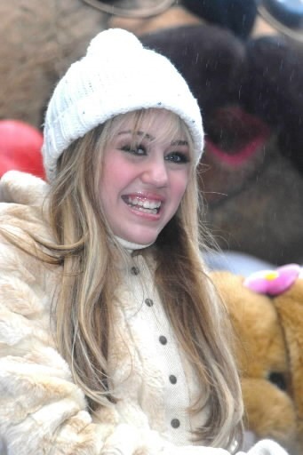 WKDZVJQYUZMQKESYSXX - Miley and hannah xoxo