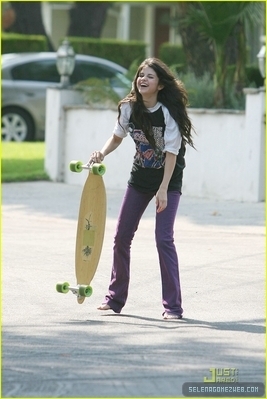 selena a ieshit cu skatebordul - Selena Gomez