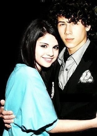 Selena-Gomez-Nick-Jonas-Is-it-Love-selena-gomez-2041441-312-438 - oooooooooo aici va arat ce mult ami place selena oooooooooooooooooo