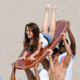 VTVHCIXVWXRCNYXQHZZ - club miley si hannah montana