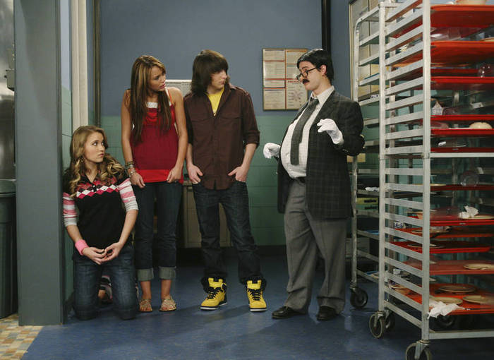 EmilyOsment_ORG-hannahmontana-season3-e67-stills002 - miley cyrus - hannah montana