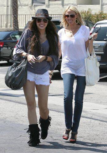 normal_04150_Miley_Cyrus_out_for_lunch_at_Mo75s_Restaurant_in_Toluca_Lake_-_August_81_2009_011_122_8