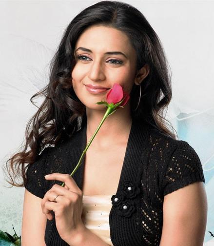 Divyanka-Tripathi-with-a-red-rose - A TA PENTRU TOTDEAUNA poze cu Divyanka Tripathi - cele mai noi