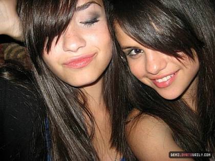 FYWTCLOSXHTNDOGUXOW - demi shi selena