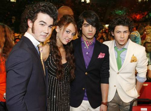 38149844[1] - hannah si jonas brothers