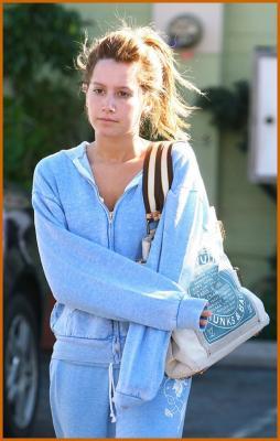 ashley-tisdale-nails-1308-8_47a1de42df744-t