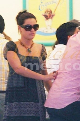 15445_164409449134_99911979134_2925077_2958137_n - Maite Peroni-pics NEW