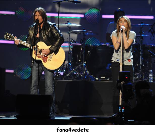 Billy_ray_and_miley_cyrus_at_kids_awards - 01 club special
