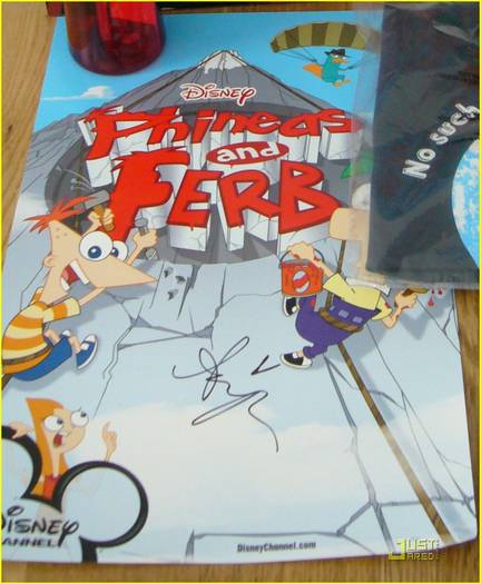 ashley-tisdale-phineas-prize-pack-2-04 - Pineas si Ferb