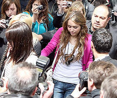 3481651848_a049b67dcc_m - miley in paris