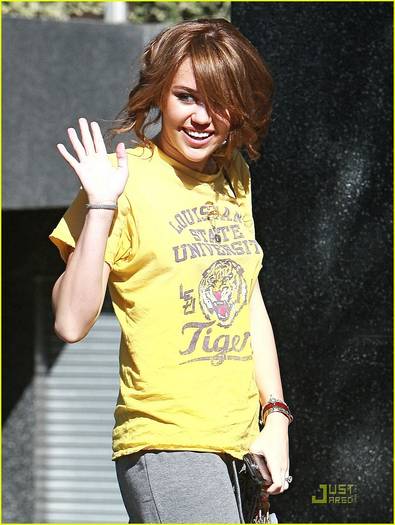 miley-cyrus-christmas-day-parade-2008-02 - Miley Cyrus hits Christmas Day Parade 2008