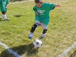 250px-Kid_playing_soccer - Fotbal