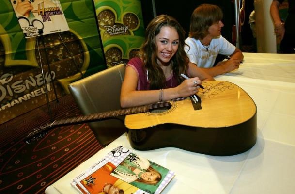 3230_guitar signing no name - album pt  selenagomezzzz