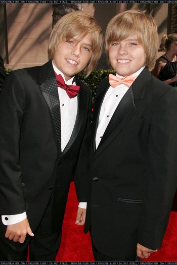 Sprouse-the-sprouse-brothers-909726_1001_1500 - Dylan Cole Sprouse
