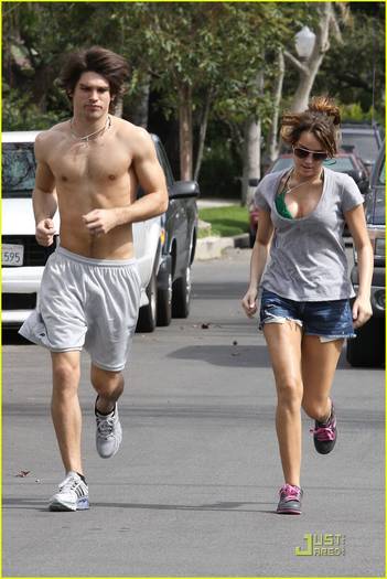 miley-cyrus-justin-gaston-jogging-shirtless-17[2] - Miley paparazzi