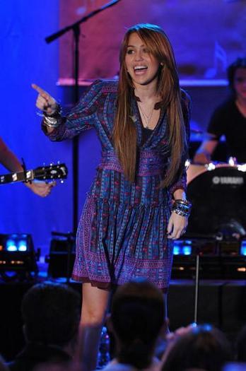 Miley_Cyrus_1239214409_2