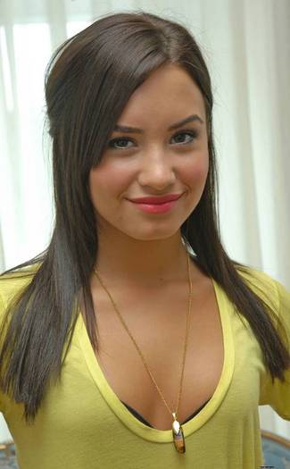 4 - Demi Lovato - Intr-un costum galben si negru foarte frumoase