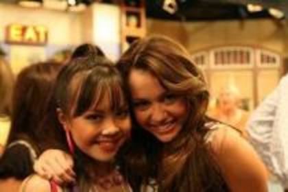 ZSUFFNJZZIALTSDRGPZ - multe poze miley