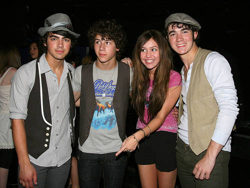 LolncSyG-xXiR_u0uC0xSg127580[1] - miley si camp rock