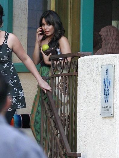 Vanessa+Hudgens+Out+Hollywood+3_3GNQk60y9l