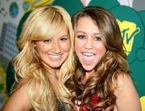 YPGNSDPBUSAVMHOYKXS - Ashley si Miley