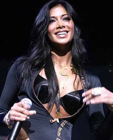  - PoZe Cu NiCoLe ScHeRzInGeR