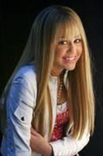 01 girl - Pentru theeafanhannahmontana