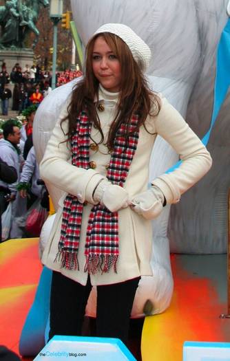 miley-parade[1] - Miley la Macys Thanksgiving Day Parade