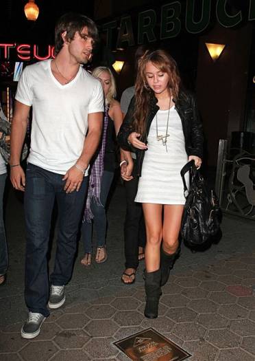 miley-cyrus-justin[1] - miley pe strada