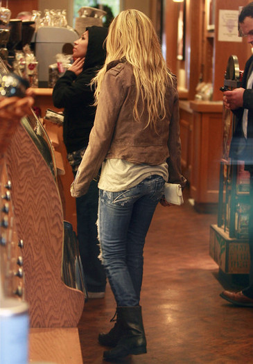 Ashley+Tisdale+Braving+Rain+Coffee+LA+zLU6kGlmpjzl