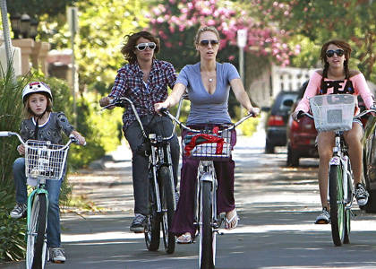 miley-cyrus-family-biking-trip - miley si familia ei poze rare