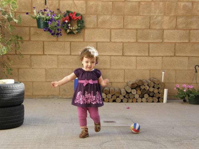 New Image; prin curte
