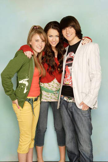 6258_Miley-Cyrus-hm30[1] - Miley si actorii din Hannah Montana