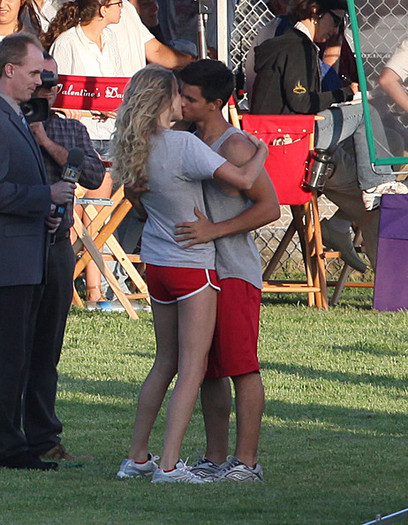 Taylor+Lautner+Flips+Taylor+Swift+frP8VrhXy0Ll