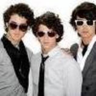 s2_metalhead_ro - Jonas Brothers