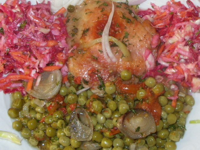 o portie de mazare cu salata de cruditati