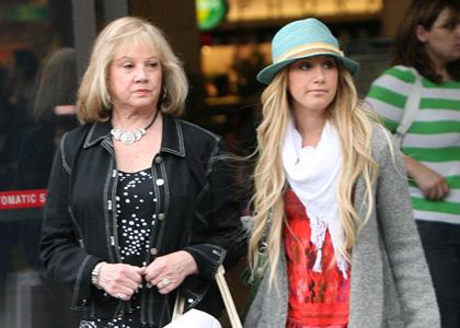 ashley-tisdale-shop-top-mom - ashley and mom