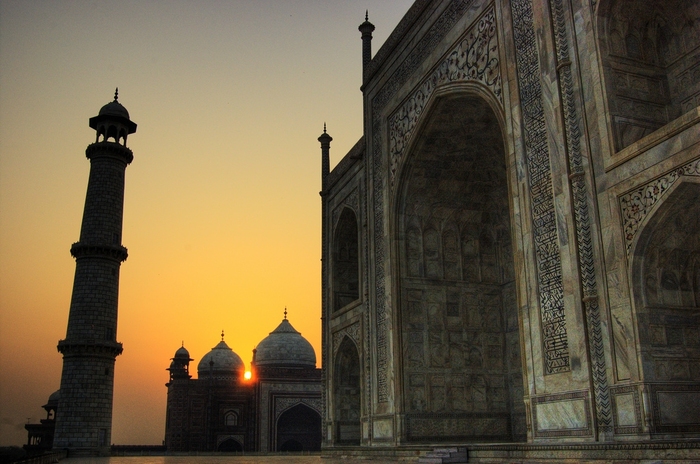 Taj Mahal in Agra - India (sunrise) - Islamic Architecture Around the World