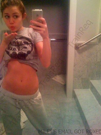 miley2hacked.0.0.0x0.432x577 - Amestec